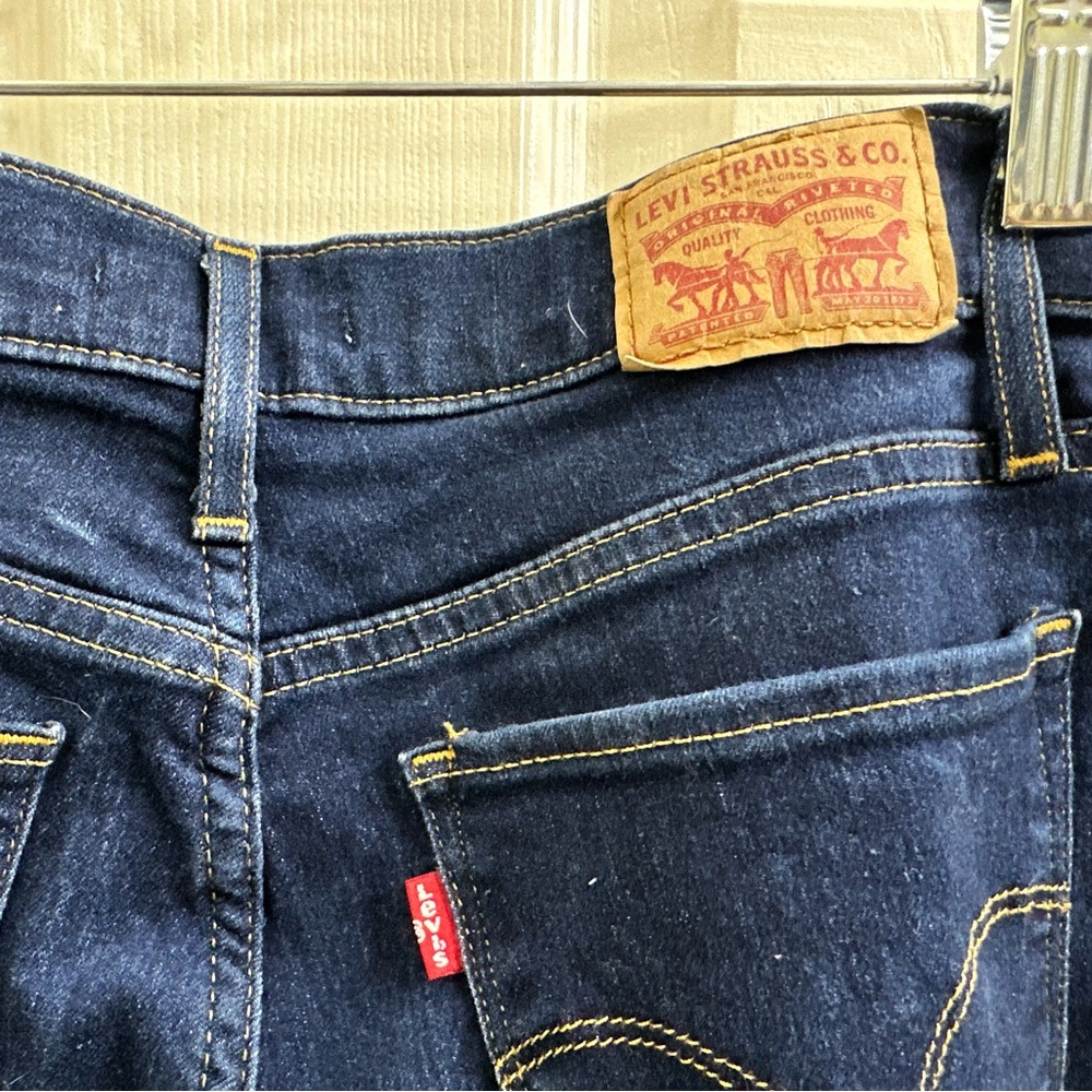 Levi's 315 Shaping Bootcut Dark Indigo Jeans with Yellow Stitching size W27-L32 - Picture 4 of 6